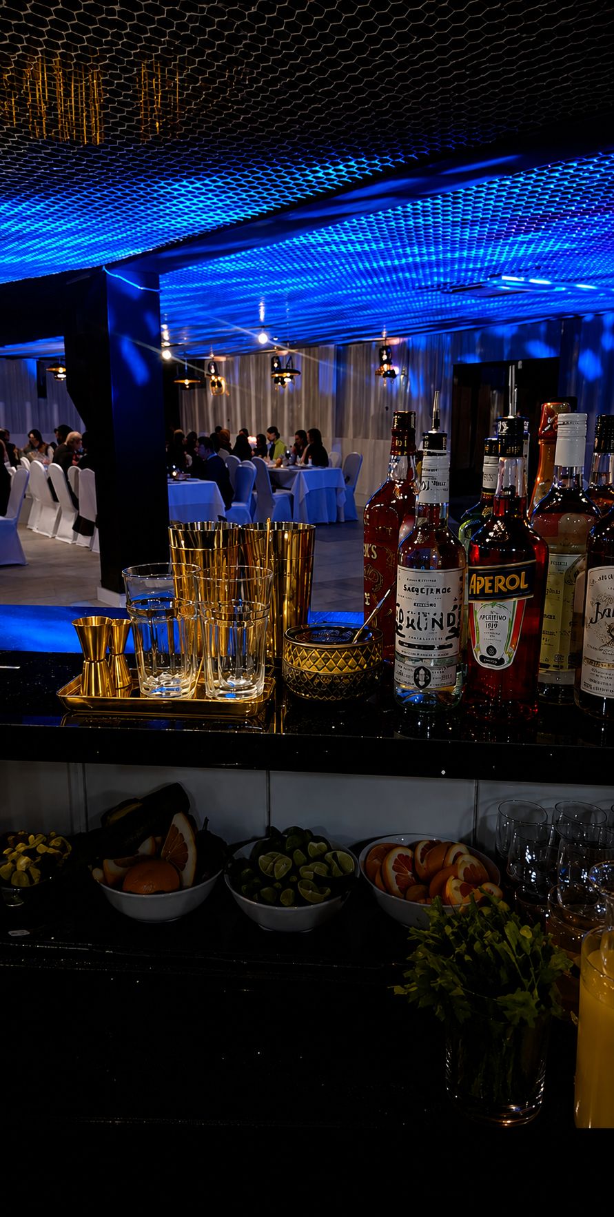 Mobilny bar Aurum z niebieskim oświetleniem LED na eleganckim przyjęciu