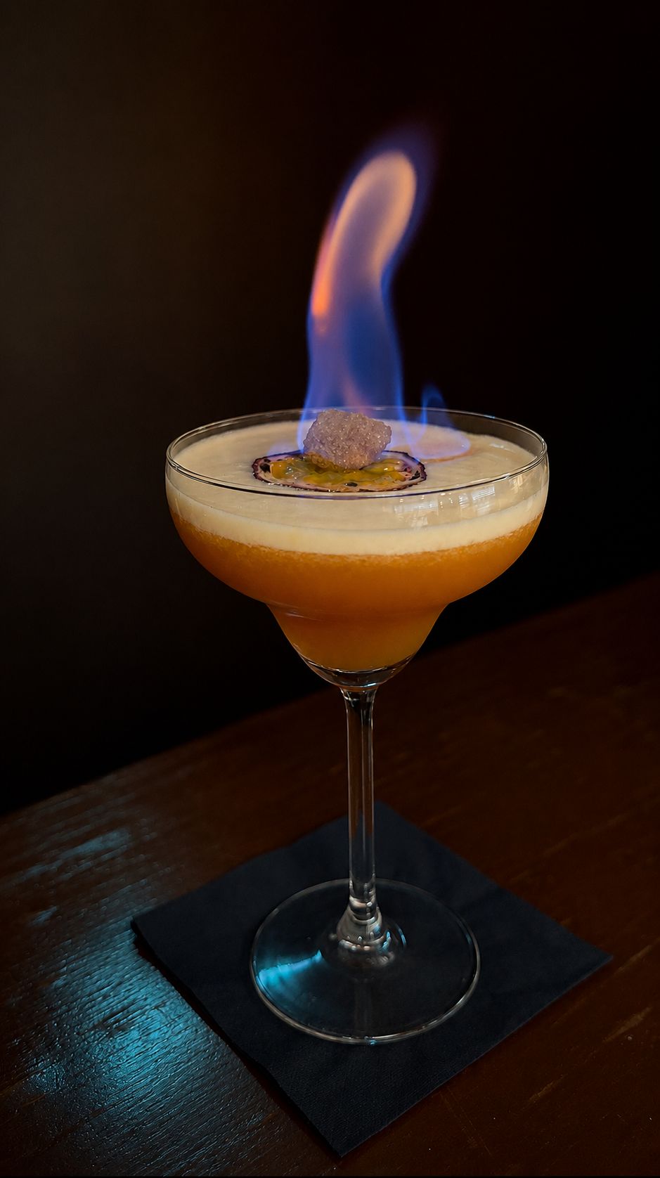 Flaming Passionfruit Martini — autorski koktajl Aurum Bar z płomieniem