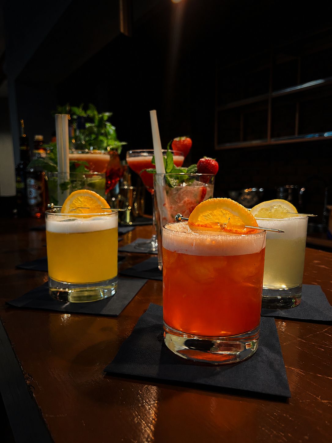 Lineup autorskich koktajli sour serwowanych przez Aurum Bar