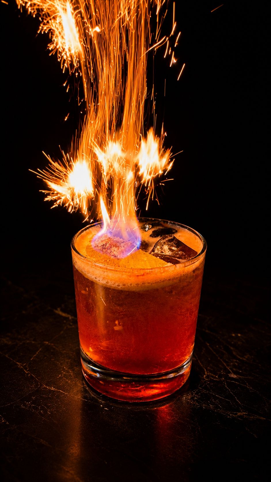 Koktajl Negroni z fontanną iskier — show barmański Aurum
